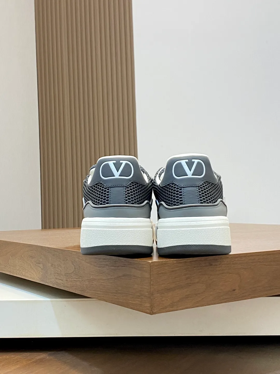 Men's shoes 💰660 Valentino/VALENTINO JOIE DE JOUER couple's low-top sneakers. This sneaker is made of splicing and is decorated with rubber VLOGO SIGNATURE details on the front. The upper is punched and the tongue is decorated with VLOGO SIGNATURE. Logo, with two-color rubber outsole, suede leather fabric lining, logo cowhide insole, fashionable and elegant style, comfortable and breathable for the upper foot, full of personality, and comes with a complete set of original packaging! Code number: 39-44 (38, 45 customized)